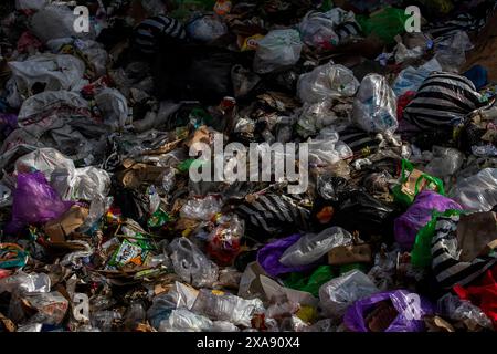 5 juin 2024, Yogyakarta, région spéciale de Yogyakarta, Indonésie : des tas de déchets sont vus sur le bord de la route, lors de la Journée mondiale de l'environnement à Yogyakarta. (Crédit image : © Angga Budhiyanto/ZUMA Press Wire) USAGE ÉDITORIAL SEULEMENT! Non destiné à UN USAGE commercial ! Banque D'Images