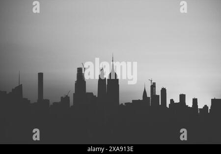 Vue en noir et blanc sur les gratte-ciel de Midtown Manhattan. Banque D'Images