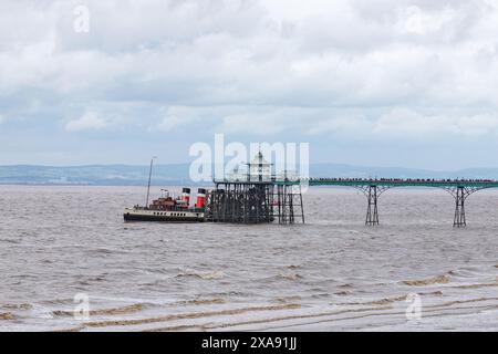 Le PS Waverley, le dernier bateau à aubes transportant des passagers en mer au monde, attend que les passagers embarquent à bord du Victorian Pier à Clevedon Banque D'Images