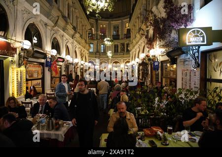 ISTANBUL, TURQUIE - 31 DÉCEMBRE 2023 : les gens de la Cité de Pera, Cicek Pasaji pour célébrer la nouvelle année à Istanbul Banque D'Images