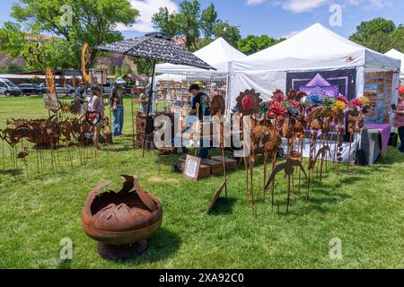 Une exposition d'œuvres d'art fantaisistes de la cour de métal en vente au festival annuel des arts de Moab à Moab, Utah. Banque D'Images