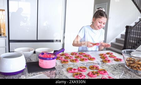 Le jeune chef prépare des friandises recouvertes de chocolat au Sunny Kitchen Banque D'Images