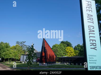 Serpentine South, Kensington Gardens, Londres, Royaume-Uni. 5 juin 2024. Le 23ème Pavillon Serpentine 2024, Archipelagic Void conçu par l'architecte coréen Minsuk Cho basé à Séoul et sa firme Mass Studies ouvre au public du 7 juin au 27 octobre. Le Pavillon contient la Galerie, la Bibliothèque des livres non lus, la Maison de thé, la Tour de jeu et l'Auditorium. Crédit : Malcolm Park/Alamy Live News Banque D'Images