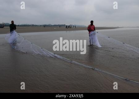 5 juin 2024, Cox's Bazar, Chittagong, Bangladesh : les pêcheurs capturent des poissons avec des filets de pêche à Cox's Bazar Sea Beach, Bangladesh. Le gagne-pain de la communauté des pêcheurs ici dépend largement de la pêche. Cox's Bazar, la plus longue plage marine naturelle du monde, s'étend sur plus de 120 kilomètres le long de la côte sud-est du Bangladesh. Réputée pour son sable doré, ses couchers de soleil vibrants et ses vagues, elle attire des millions de touristes chaque année. (Crédit image : © Joy Saha/ZUMA Press Wire) USAGE ÉDITORIAL SEULEMENT! Non destiné à UN USAGE commercial ! Banque D'Images