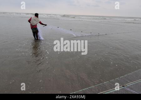 5 juin 2024, Cox's Bazar, Chittagong, Bangladesh : les pêcheurs capturent des poissons avec des filets de pêche à Cox's Bazar Sea Beach, Bangladesh. Le gagne-pain de la communauté des pêcheurs ici dépend largement de la pêche. Cox's Bazar, la plus longue plage marine naturelle du monde, s'étend sur plus de 120 kilomètres le long de la côte sud-est du Bangladesh. Réputée pour son sable doré, ses couchers de soleil vibrants et ses vagues, elle attire des millions de touristes chaque année. (Crédit image : © Joy Saha/ZUMA Press Wire) USAGE ÉDITORIAL SEULEMENT! Non destiné à UN USAGE commercial ! Banque D'Images