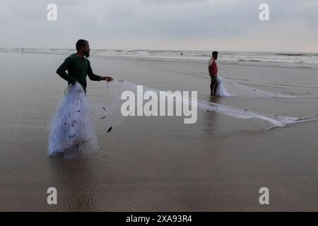 5 juin 2024, Cox's Bazar, Chittagong, Bangladesh : les pêcheurs capturent des poissons avec des filets de pêche à Cox's Bazar Sea Beach, Bangladesh. Le gagne-pain de la communauté des pêcheurs ici dépend largement de la pêche. Cox's Bazar, la plus longue plage marine naturelle du monde, s'étend sur plus de 120 kilomètres le long de la côte sud-est du Bangladesh. Réputée pour son sable doré, ses couchers de soleil vibrants et ses vagues, elle attire des millions de touristes chaque année. (Crédit image : © Joy Saha/ZUMA Press Wire) USAGE ÉDITORIAL SEULEMENT! Non destiné à UN USAGE commercial ! Banque D'Images