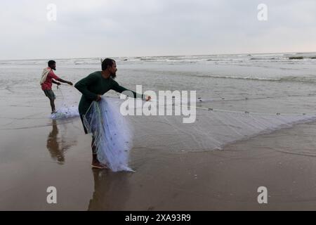 5 juin 2024, Cox's Bazar, Chittagong, Bangladesh : les pêcheurs capturent des poissons avec des filets de pêche à Cox's Bazar Sea Beach, Bangladesh. Le gagne-pain de la communauté des pêcheurs ici dépend largement de la pêche. Cox's Bazar, la plus longue plage marine naturelle du monde, s'étend sur plus de 120 kilomètres le long de la côte sud-est du Bangladesh. Réputée pour son sable doré, ses couchers de soleil vibrants et ses vagues, elle attire des millions de touristes chaque année. (Crédit image : © Joy Saha/ZUMA Press Wire) USAGE ÉDITORIAL SEULEMENT! Non destiné à UN USAGE commercial ! Banque D'Images