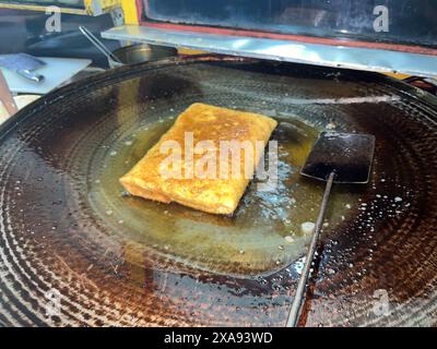 Martabak manis ou terang bulan est une crêpe sucrée indonésienne, de couleur jaune et remplie de pépites de chocolat, Banque D'Images