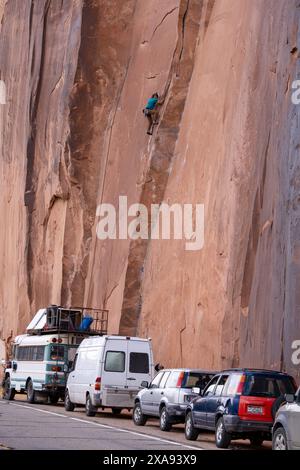 Un grimpeur en tête grimpe à Wall Street, près de Moab, Utah. Banque D'Images