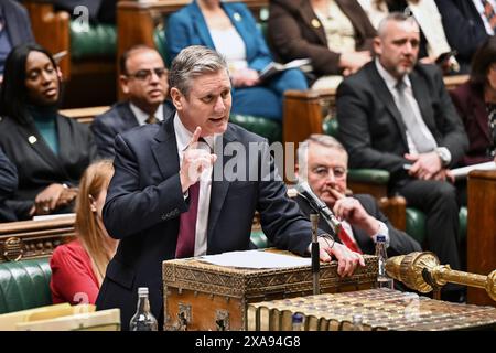 Londres, Royaume-Uni - 7 février 2024 : Keir Starmer parle et fait des gestes à la Chambre des communes, au parlement britannique au Palais de Westminster (par Jessica Taylor) Banque D'Images