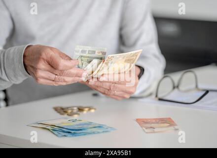 Les mains des femmes âgées comptent l'argent, les euros, en vue rapprochée Banque D'Images