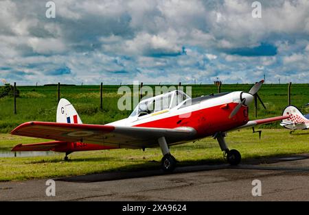 Un ancien membre de la RAF, DHC Chipmunk T10, stationné au Kent Strut Charity Fly-in à Manston, Kent Banque D'Images