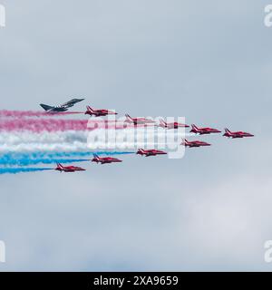 Portsmouth, Royaume-Uni. 5 juin 2024. Les flèches rouges avec un Eurofighter EF-200 Typhon les accompagnant sur le flypast pour le 80ème anniversaire du jour J à Portsmouth, royaume-uni le 5 juin 2024 crédit : Emma Terracciano/Alamy Live News Banque D'Images