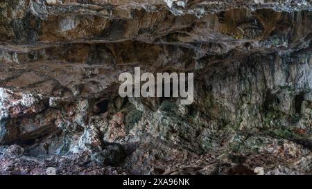 Mur intérieur en pierre d'une grotte en bord de mer le long de la côte, Setúbal, Portugal Banque D'Images