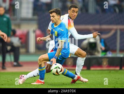 Jamal Musiala, DFB 10 Competition for the ball, Tackling, duel, header, zweikampf, action, lutte contre Mykola Shaparenko, UKR 19 dans le match amical ALLEMAGNE - UKRAINE 0-0 DEUTSCHLAND - UKRAINE en préparation pour les Championnats d'Europe 2024 le 3 juin 2024 à Nuernberg, Allemagne. Photographe : ddp images/STAR-images crédit : ddp Media GmbH/Alamy Live News Banque D'Images