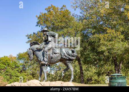 Dallas, États-Unis - 6 novembre 2023 : sculpture d'un troupeau de bovins longhorn traversant un ruisseau au Pioneer Plaza à Dallas, Texas, États-Unis. Banque D'Images