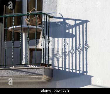 Balcon sur un bâtiment à Vila Nova de Milfontes qui est une ville et une paroisse civile dans la municipalité d'Odemira, dans la région de l'Alentejo au Portugal Banque D'Images
