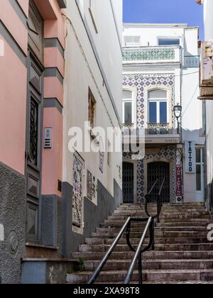 Bâtiments avec une étroite ruelle d'escaliers dans la ville de Lagos dans la région de l'Algarve au sud du Portugal, connue pour sa vieille ville fortifiée, ses falaises et son Atlantique Banque D'Images