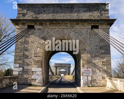 Arles, France - 12 mars 2023 : Pont de Fourques pont suspendu par une journée ensoleillée au printemps Banque D'Images