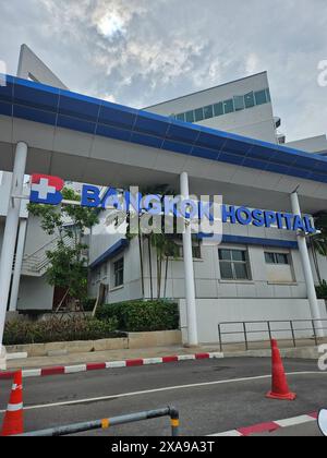 Udon Thani, Thaïlande - 05-06-2024 : extérieur de l'hôpital de Bangkok à Udon Thani, Thaïlande Banque D'Images