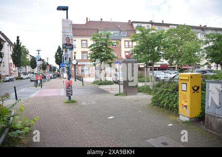 Mannheim, Allemagne. 05 juin 2024. Affiches électorales de divers partis accrochées à un lampadaire près de la place du marché à Mannheim-Rheinau. À Mannheim, un candidat au conseil municipal de l’AFD a été attaqué avec un couteau tard mardi soir. Crédit : Rene Priebe/dpa/Alamy Live News Banque D'Images