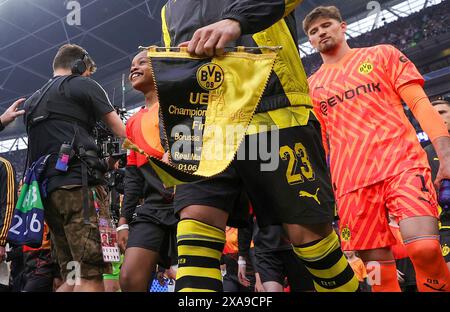 firo : 01.06.2024, football, football, UEFA CHAMPIONS LEAGUE, saison 2023/2024, UCL, CL, finale, finale, BVB, Borussia Dortmund - Real Madrid 0:2 Emre Can Capitaine du Borussia Dortmund entre dans le stade de Wembley avec le fanion Einmarsch Kapitan Banque D'Images