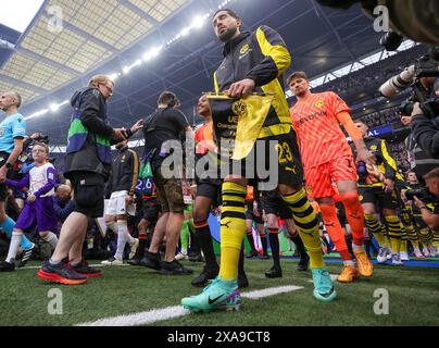 firo : 01.06.2024, football, football, UEFA CHAMPIONS LEAGUE, saison 2023/2024, UCL, CL, finale, finale, BVB, Borussia Dortmund - Real Madrid 0:2 Emre Can Capitaine du Borussia Dortmund entre dans le stade de Wembley avec le fanion Einmarsch Kapitan Banque D'Images