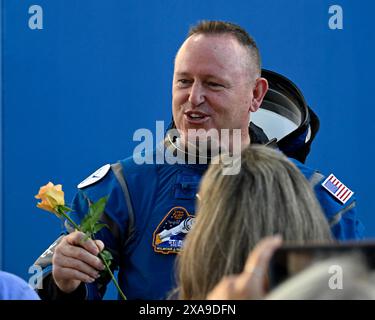 Kennedy Space Center, Floride, États-Unis. 5 juin 2024. L'astronaute de la NASA Butch Wilmore remet une rose à un membre de sa famille après avoir quitté le bâtiment des opérations et des caisses du Kennedy Space Center, en Floride, le mercredi 5 juin 2024. Wilmore pilotera le vaisseau spatial Boeing Starliner lors de son premier vol avec équipage vers la Station spatiale internationale. Photo de Joe Marino/UPI crédit : UPI/Alamy Live News Banque D'Images