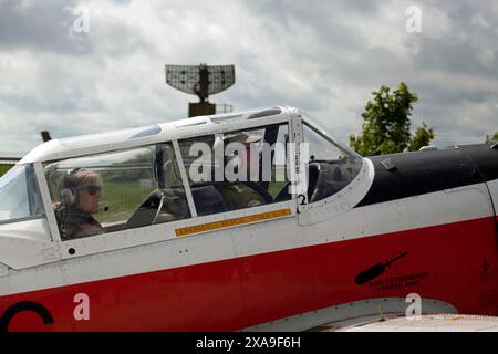 Gros plan du cockpit d'un ancien membre de la RAF, le DHC Chipmunk T10, circulant au volant avant de décoller, circulant au volant, au Kent Strut, à destination de Manston Banque D'Images