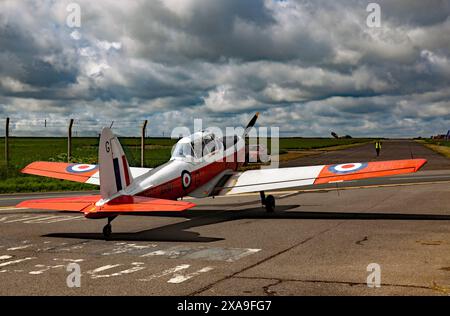 Un ancien membre de la RAF, DHC Chipmunk T10, circulant au volant, avant son décollage, au Kent Strut, à destination de Manston, Kent Banque D'Images