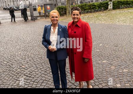 La présidente des Démocrates danois Inger Stojberg l et la présidente de la gauche verte Pia Olsen Dyhr R arrivent à un service religieux à Holmens Church. Folketinget célèbre le 175e anniversaire de la première constitution danoise le mercredi 5 juin 2024 Copenhague Holmens Kirke Denmark Copyright : xKristianxTuxenxLadegaardxBergx 2E6A5880 Banque D'Images