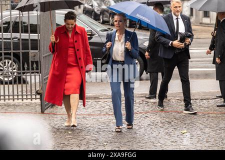 La présidente de la gauche verte Pia Olsen Dyhr l et la présidente des démocrates danois Inger Stojberg R arrivent à un service religieux à Holmens Church. Folketinget célèbre le 175e anniversaire de la première constitution danoise le mercredi 5 juin 2024 Copenhague Holmens Kirke Denmark Copyright : xKristianxTuxenxLadegaardxBergx 2E6A5846 Banque D'Images