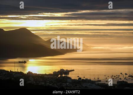 Ushuaia, Feuerland, Argentinien - Sonnenaufgang ueber dem Beagle-Kanal, der Beagle-Kanal ist eine natuerliche Wasserstrasse an der Suedspitze Suedamerikas, die den Atlantik mit dem Pazifik verbindet. Ushuaia ist die suedlichste Stadt der Welt, das Ende der Welt. Hinten Bergkette auf der Insel Navarino au Chili, Dientes de Navarino. Ushuaia Feuerland Argentinien *** Ushuaia, Terre de feu, Argentine lever du soleil sur le canal Beagle, le canal Beagle est une voie navigable naturelle à la pointe sud de l'Amérique du Sud qui relie l'océan Atlantique à l'océan Pacifique Ushuaia est la plus méridionale Banque D'Images