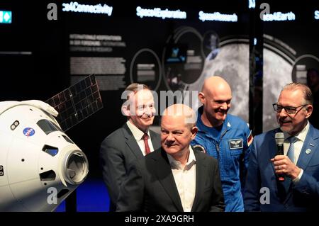 Volker Wissing, Olaf Scholz und Alexander Gerst am stand der ESA vor einem Modell der Raumkapsel Orion beim Eröffnungsrundgang der ILA Berlin auf dem ILA-Gelände am Flughafen Ber Berlin-Brandenburg. Berlin, 05.06.2024 *** Volker Wissing, Olaf Scholz et Alexander Gerst sur le stand de l'ESA devant une maquette de la capsule spatiale Orion lors de la tournée d'ouverture de l'ILA Berlin sur le terrain de l'ILA à l'aéroport de Brandebourg Berlin, 05 06 2024 Foto:XT.xBartillax/xFuturexImagex ila eroffnungsrundgang 4609 Banque D'Images