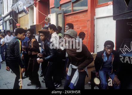 Adolescents noirs britanniques dansant sur de la musique reggae provenant d'un système audio. Carnaval de Notting Hill le lundi 1979 août jour férié. Londres, Angleterre 27 août 1970s Royaume-Uni HOMER SYKES Banque D'Images