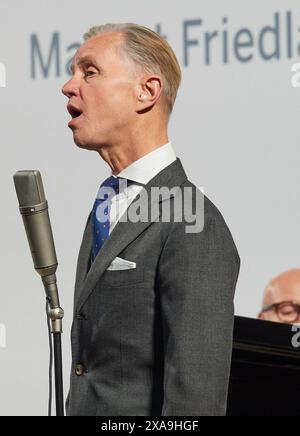 Der Saenger Max Raabe singt fuer die Preistraegerin Margot Friedlaender Friedländer das Lied es wird wieder gut AM 4. Juni 2024 à Berlin. Die Holocaustueberlebende Margot Friedlaender wurde mit der Mevluede-Genc-Medaille des Landes Nordrhein-Westfalen ausgezeichnet. USAGE ÉDITORIAL EXCLUSIF *** le chanteur Max Raabe chante la chanson es wird wieder gut pour la lauréate Margot Friedlaender Friedländer le 4 juin 2024 à Berlin, Margot Friedlaender a reçu la médaille Mevluede Genc de l'État de Rhénanie du Nord-Westphalie USAGE ÉDITORIAL EXCLUSIF Copyright : epd-bild/ChristianxDitsch D24D0604GencM Banque D'Images