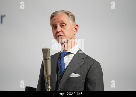 Der Saenger Max Raabe singt fuer die Preistraegerin Margot Friedlaender Friedländer das Lied es wird wieder gut AM 4. Juni 2024 à Berlin. Die Holocaustueberlebende Margot Friedlaender wurde mit der Mevluede-Genc-Medaille des Landes Nordrhein-Westfalen ausgezeichnet. USAGE ÉDITORIAL EXCLUSIF *** le chanteur Max Raabe chante la chanson es wird wieder gut pour la lauréate Margot Friedlaender Friedländer le 4 juin 2024 à Berlin, Margot Friedlaender a reçu la médaille Mevluede Genc de l'État de Rhénanie du Nord-Westphalie USAGE ÉDITORIAL EXCLUSIF Copyright : epd-bild/ChristianxDitsch D24D0604GencM Banque D'Images