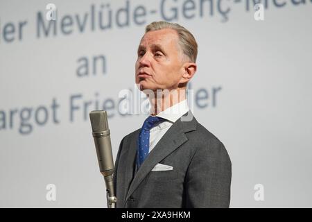 Der Saenger Max Raabe singt fuer die Preistraegerin Margot Friedlaender Friedländer das Lied es wird wieder gut AM 4. Juni 2024 à Berlin. Die Holocaustueberlebende Margot Friedlaender wurde mit der Mevluede-Genc-Medaille des Landes Nordrhein-Westfalen ausgezeichnet. USAGE ÉDITORIAL EXCLUSIF *** le chanteur Max Raabe chante la chanson es wird wieder gut pour la lauréate Margot Friedlaender Friedländer le 4 juin 2024 à Berlin, Margot Friedlaender a reçu la médaille Mevluede Genc de l'État de Rhénanie du Nord-Westphalie USAGE ÉDITORIAL EXCLUSIF Copyright : epd-bild/ChristianxDitsch D24D0604GencM Banque D'Images