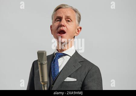 Der Saenger Max Raabe singt fuer die Preistraegerin Margot Friedlaender Friedländer das Lied es wird wieder gut AM 4. Juni 2024 à Berlin. Die Holocaustueberlebende Margot Friedlaender wurde mit der Mevluede-Genc-Medaille des Landes Nordrhein-Westfalen ausgezeichnet. USAGE ÉDITORIAL EXCLUSIF *** le chanteur Max Raabe chante la chanson es wird wieder gut pour la lauréate Margot Friedlaender Friedländer le 4 juin 2024 à Berlin, Margot Friedlaender a reçu la médaille Mevluede Genc de l'État de Rhénanie du Nord-Westphalie USAGE ÉDITORIAL EXCLUSIF Copyright : epd-bild/ChristianxDitsch D24D0604GencM Banque D'Images