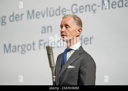 Der Saenger Max Raabe singt fuer die Preistraegerin Margot Friedlaender Friedländer das Lied es wird wieder gut AM 4. Juni 2024 à Berlin. Die Holocaustueberlebende Margot Friedlaender wurde mit der Mevluede-Genc-Medaille des Landes Nordrhein-Westfalen ausgezeichnet. USAGE ÉDITORIAL EXCLUSIF *** le chanteur Max Raabe chante la chanson es wird wieder gut pour la lauréate Margot Friedlaender Friedländer le 4 juin 2024 à Berlin, Margot Friedlaender a reçu la médaille Mevluede Genc de l'État de Rhénanie du Nord-Westphalie USAGE ÉDITORIAL EXCLUSIF Copyright : epd-bild/ChristianxDitsch D24D0604GencM Banque D'Images