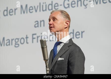 Der Saenger Max Raabe singt fuer die Preistraegerin Margot Friedlaender Friedländer das Lied es wird wieder gut AM 4. Juni 2024 à Berlin. Die Holocaustueberlebende Margot Friedlaender wurde mit der Mevluede-Genc-Medaille des Landes Nordrhein-Westfalen ausgezeichnet. USAGE ÉDITORIAL EXCLUSIF *** le chanteur Max Raabe chante la chanson es wird wieder gut pour la lauréate Margot Friedlaender Friedländer le 4 juin 2024 à Berlin, Margot Friedlaender a reçu la médaille Mevluede Genc de l'État de Rhénanie du Nord-Westphalie USAGE ÉDITORIAL EXCLUSIF Copyright : epd-bild/ChristianxDitsch D24D0604GencM Banque D'Images