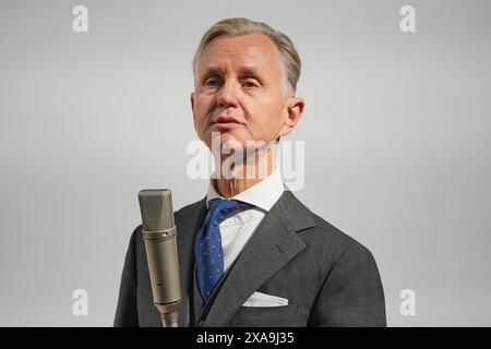 Der Saenger Max Raabe singt fuer die Preistraegerin Margot Friedlaender Friedländer das Lied es wird wieder gut AM 4. Juni 2024 à Berlin. Die Holocaustueberlebende Margot Friedlaender wurde mit der Mevluede-Genc-Medaille des Landes Nordrhein-Westfalen ausgezeichnet. USAGE ÉDITORIAL EXCLUSIF *** le chanteur Max Raabe chante la chanson es wird wieder gut pour la lauréate Margot Friedlaender Friedländer le 4 juin 2024 à Berlin, Margot Friedlaender a reçu la médaille Mevluede Genc de l'État de Rhénanie du Nord-Westphalie USAGE ÉDITORIAL EXCLUSIF Copyright : epd-bild/ChristianxDitsch D24D0604GencM Banque D'Images