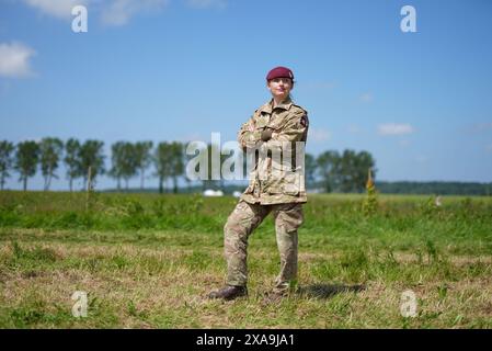 Le caporal Addy carter, la première femme à passer le cours de la compagnie P du Parachute Regiment, pose après avoir participé à un saut en parachute aux côtés de membres des forces armées britanniques, belges, canadiennes et américaines, organisé par la Royal Air Force et l'armée britannique sur la zone K, près de Sannerville, en France, pour commémorer le rôle des forces aéroportées lors du débarquement de Normandie, à l’approche du 80e anniversaire du jour J. Date de la photo : mercredi 5 juin 2024. Banque D'Images