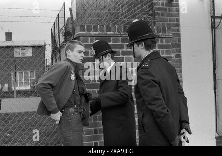 Arrêt et recherche également connu sous le nom de loi sus. La police arrête et fouille un skinhead lors d'une marche du Front national 'Defend Our Old Folk rapatrier agresseurs, à travers Southwark. Southwark, South London, Angleterre 1980 1980s UK HOMER SYKES Banque D'Images