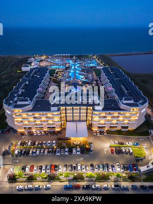 Vue aérienne hôtel de luxe Wave Resort sur la mer Noire, Bulgarie la nuit Banque D'Images