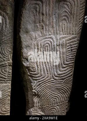 CAIRN GAVRINIS SCULPTURES INTÉRIEUR GROTTE CLOSE-UP Bretagne France, cairn préhistorique, dolmen, tombe en pierre sèche, avec le célèbre et symbolique de l'âge de pierre mystérieux sculptures. Un des exemples les plus remarquables de la première apparition de l'architecture dans le monde occidental. Cairn de Gavrinis Cale de Penn-Lannic Sagemor larmor baden, Bretagne France (Megalithes du Morbihan) Banque D'Images