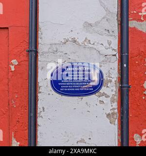 Fredrikstad, Norvège - 28 octobre 2016 : panneau historique plaque commémorative ovale bleue 1912 cinématographie dans le centre-ville. Banque D'Images