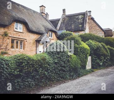 Cotswold Cotswold Cottage dans le village endormi de Great Tew dans l'Oxfordshire. Banque D'Images