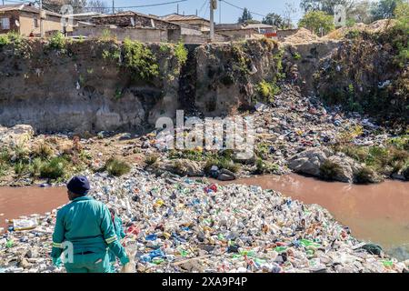 Johannesburg, Afrique du Sud. 5 juin 2024. Un travailleur nettoie la rivière Jukskei à Alexandra, Johannesburg, Afrique du Sud, le 5 juin 2024. Johannesburg a organisé une campagne de nettoyage pour sensibiliser à la biodiversité et à la conservation de l'environnement à l'occasion de la Journée mondiale de l'environnement. Crédit : Shiraaz Mohamed/Xinhua/Alamy Live News Banque D'Images