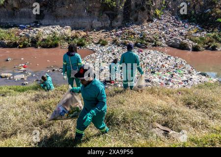 Johannesburg, Afrique du Sud. 5 juin 2024. Des travailleurs nettoient la rivière Jukskei à Alexandra, Johannesburg, Afrique du Sud, le 5 juin 2024. Johannesburg a organisé une campagne de nettoyage pour sensibiliser à la biodiversité et à la conservation de l'environnement à l'occasion de la Journée mondiale de l'environnement. Crédit : Shiraaz Mohamed/Xinhua/Alamy Live News Banque D'Images